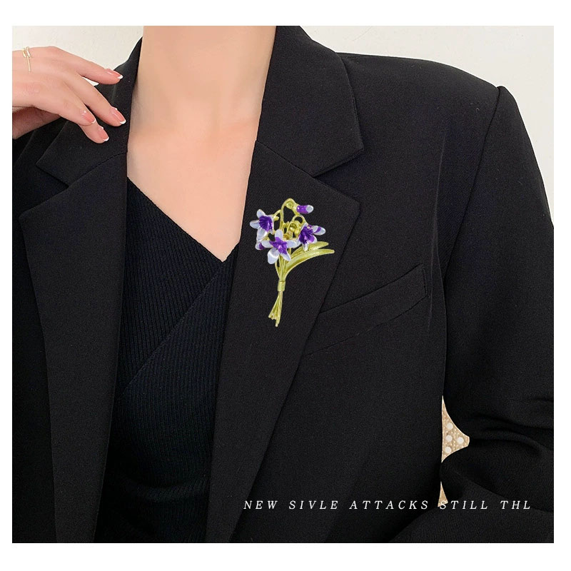 Blucome purple flower Brooch W - Suit Supply Wedding Party recension och pris